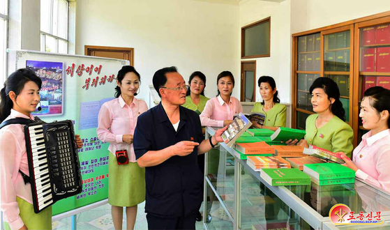 North Koreans appear without masks in a photograph of a publishing management bureau in North Hamgyong Province released by the North’s official Rodong Sinmum on Tuesday. [RODONG SINMUN] 
