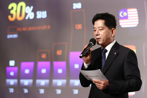 Lotte Energy Materials CEO Kim Yeon-seop speaks during a press conference held at Lotte Hotel World in southern Seoul on Tuesday. [NEWS1]