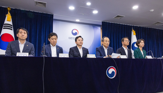 Finance Minister Choo Kyung-ho, third from right, announces economic policy directions Tuesday at the government complex in central Seoul. [YONHAP]