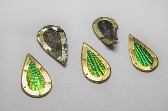 Jewel beetle ornaments excavated at Tomb No. 44 at Jjoksaem in Gyeongju, North Gyeongsang. Bright-colored ones below are their replicas made for reference. [GNIRCH] 