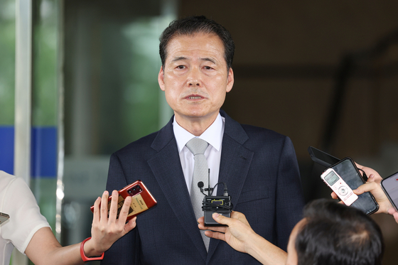 Kim Yung-ho, the unification minister nominee, speaks to reporters Friday in front of the Office of the Inter-Korean Dialogue in Jongno District, central Seoul, his temporary office to prepare for a parliamentary confirmation hearing. [YONHAP] 