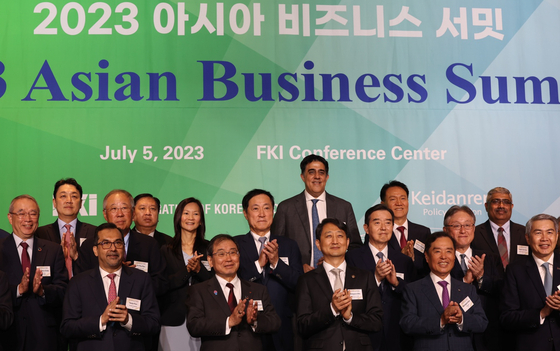 From the left in the first row, Confederation of Indian Industry President-Designate Sanjiv Puri, Japan Business Federation Chairman Masakazu Tokura, Trade Minister Ahn Duk-geun and Federation of Korean Industries (FKI) Acting Chairman Kim Byong-joon attend the 2023 Asian Business Summit held at FKI headquarters in Yeouido, western Seoul, on Wednesday. Thirteen business groups from 11 Asian countries gathered to discuss ways to boost mutual cooperation in human exchanges, carbon neutrality, digital transition, reestablishment of the international economic order based on the rule of law and supply chain stability. [YONHAP]