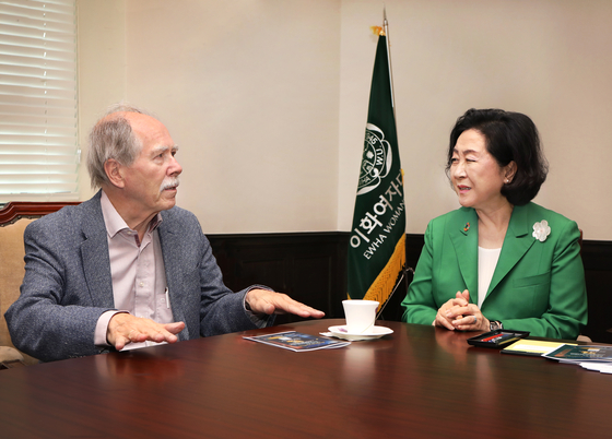 Gerard ‘t Hooft, left, co-recipient of the 1999 Nobel Prize in Physics “for elucidating the quantum structure of electroweak interactions in physics,” discusses women’s advancement in STEM fields with Ewha Womans University President Kim Eun-mee last Friday at the university in Seodaemun District, western Seoul. [PARK SANG-MOON] 