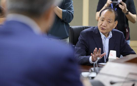 Kim Hyo-jae, acting head of the Korea Communications Commission, explains to the Democratic Party lawmakers that visited the headquarters in protest of splitting the TV transmission fee from the monthly electricity bill on Wednesday. [YONHAP]