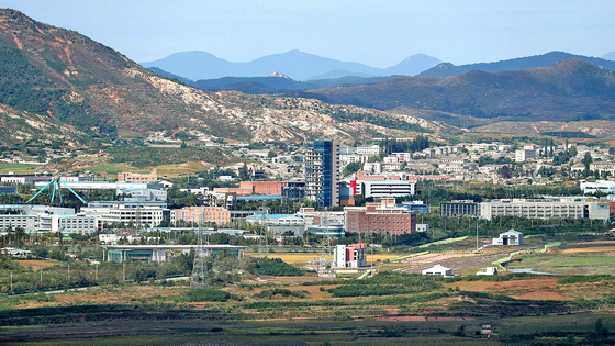 A view of the shuttered Kaesong Industrial Complex at the inter-Korean border from the Dora Observatory in the demilitarized zone (DMZ) in Paju, Gyeonggi, in May. [YONHAP] 