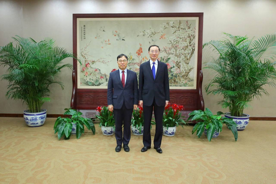Deputy Foreign Minister Choi Yong-sam, left, meets with Chinese Vice Foreign Minister Sun Weidong in Beijing on Tuesday. [MINISTRY OF FOREIGN AFFAIRS]