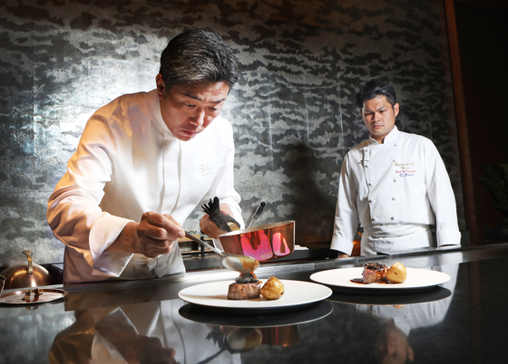 Chef and Executive Officer Yuichiro Sasano cooks hanwoo (Korean beef) tepanyaki at Tamayura, a Japanese restaurant in JW Marriott Hotel Seoul in Seocho Diistrict, southern Seoul, on Tuesday. [PARK SANG-MOON]