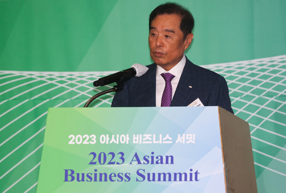 Federation of Korean Industries Acting Chairman Kim Byong-joon delivers welcoming remarks for the 2023 Asian Business Summit held at FKI headquarters in Yeouido, western Seoul, on Wednesday. [YONHAP]