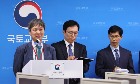 Hong Geon-ho, far left, head of the inspection team on a roof-collapse incident at an apartment complex in Incheon, speaks during a press conference on the result of the inspection, held on Tuesday at the government complex in central Seoul. [YONHAP]