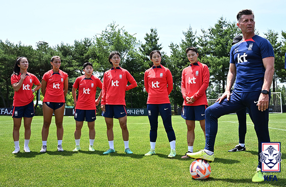 Korean women’s football team manager Colin Bell, right, talks to his squad during a training session at the National Football Center in Paju, Gyeonggi on Wednesday. [KOREA FOOTBALL ASSOCIATION] 
