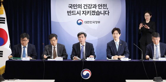Park Ku-yeon, center, first deputy chief of the Office for Government Policy Coordination, speaks on the Fukushima water release issue at a daily briefing at the government complex in central Seoul on Wednesday. [YONHAP]