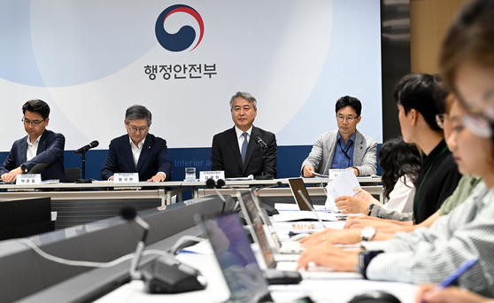 Officials of the Ministry of Interior and Safety announce plans to lower the KFCC's delinquency rates at the government complex in Sejong on Tuesday. [NEWS1]