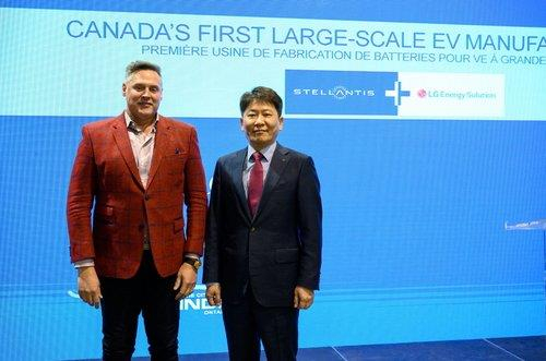 Stellantis' chief operating officer Mark Stewart, left, and Kim Dong-myung, LG Energy Solution's head of advanced automotive battery division, pose for a photo at the ceremony announcing their joint venture to build an EV battery plant in Ontario, Canada, on March 23, 2022. [LG ENERGY SOLUTION]