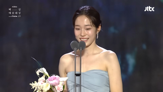 Actor Roh Yoon-seo gives a speech after receiving the Best New Actress award for the TV section at the 59th Baeksang Arts Awards' film section at the 59th Baeksang Arts Awards. [SCREEN CAPTURE]
