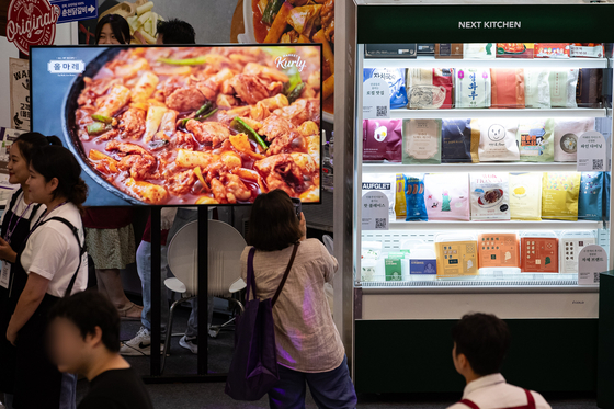 Visitors peruse an array of home meal replacement products at the 2023 Kurly Food Festa held at Dongdaemun Design Plaza on July 6. Kurly, operator of e-grocery platform Market Kurly, held an offline event for the first time since the service launched eight years ago. [NEWS1]