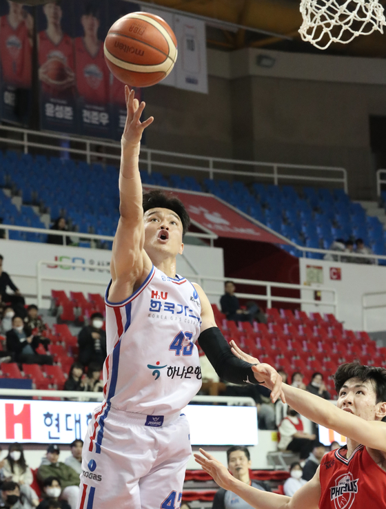 Daegu Kogas Pegasus's Lee Dae-sung shoots during a KBL game against Ulsan Hyundai Mobis Phoebus at Ulsan Dongchun Gymnasium in Ulsan on March 14. [NEWS1]  