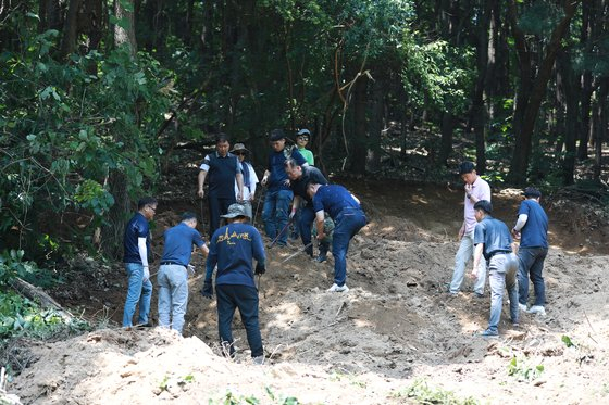 Police on Thursday search for the body of a baby boy suspected to have been buried on a hill in Yongin, Gyeonggi in 2015. [GYEONGGI NAMBU PROVINCIAL POLICE]