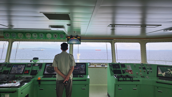A Samsung Heavy Industries official monitoring a collision avoidance situation using its newly developed overhead display. The company announced Thursday that it had successfully demonstrated the autonomous navigation technology, which uses AIS (Automatic Identification System), radar, camera sensors, and sensor fusion, to identify obstacles. [SAMSUNG HEAVY INDUSTRIES]