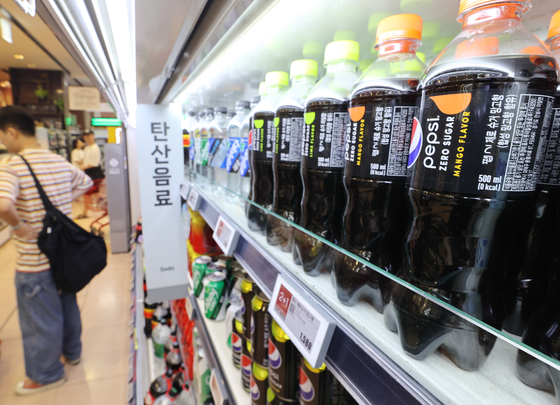 Bottles of diet soda are displayed at a discount mart in Seoul on Tuesday. [YONHAP]