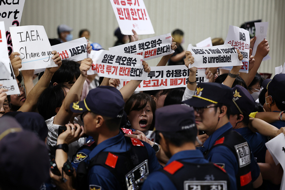 Protestors rallies in front of the arrival terminal at the Gimpo International Airport on Friday. [YONHAP]