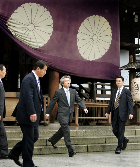 Japanese Prime Minister Junichiro Koizumi, center, pays homage at Yasukuni Shrine in Tokyo on Oct. 17, 2005. [REUTERS/YONHAP]