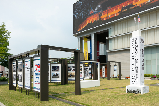 Outdoor display of “Special Exhibition on the 70th Anniversary of the ROK-U.S. Alliance" at the National Museum of Korean Contemporary History in Jongno District, central Seoul [NATIONAL MUSEUM OF CONTEMPORARY KOREAN HISTORY]