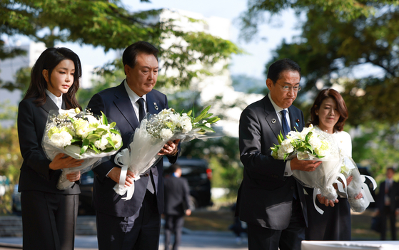 Korean President Yoon Suk Yeol, second from left, and Japanese Prime Minister Fumio Kishida, second from right, lay wreaths at the memorial to Korean atomic bombing victims in Hiroshima on May 21. [JOINT PRESS CORPS]