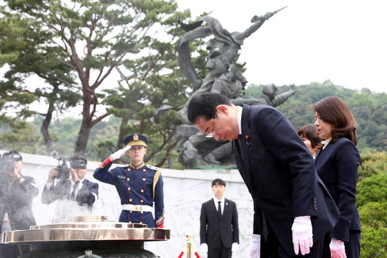 Japanese Prime Minister Fumio Kishida and his wife Yuko pay their respects during visit to Seoul National Cemetery on May 7. [REUTERS/YONHAP]