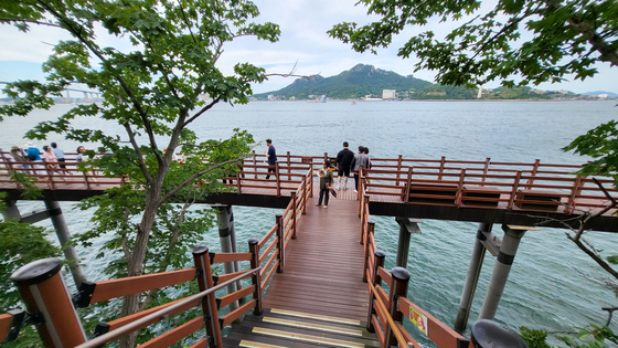 The Gohado Sea Deck takes you around half of the Goha Island.[YIM SEUNG-HYE] 