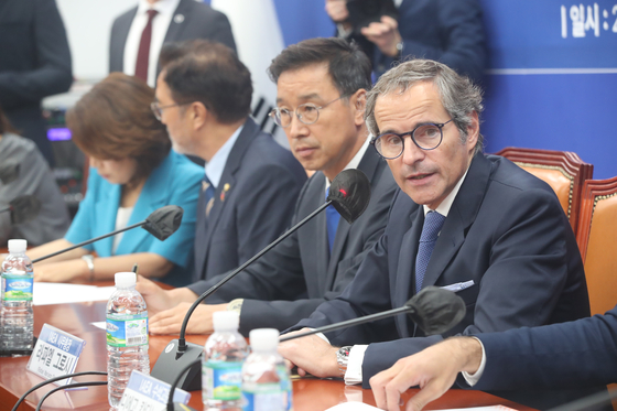 Rafael Grossi, director general of the International Atomic Energy Agency, right, speaks with members of the liberal Democratic Party including Rep. Wi Seong-gon, second from right, at the National Assembly in Seoul on Sunday. [NEWS1] 