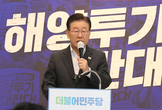 Democratic Party leader Lee Jae-myung speaks at the National Assembly against the land minister's decision to scrap a highway project on Friday. [YONHAP]