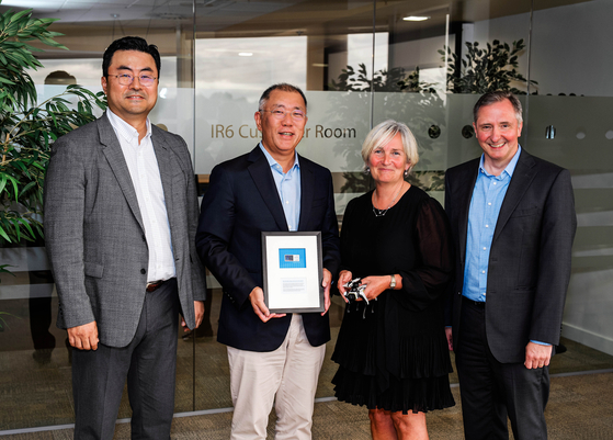 Hyundai Motor Group Executive Chair Euisun Chung, center left, and Intel Corporate Vice President Ann-Marie Holmes, center right, pose for a photo at Intel's semiconductor complex in County Kildare, Ireland, on Friday. Chung visited Intel Ireland’s Leixlip campus that day to inspect the chipmaker's advanced system-on-chip production line at the facility where Hyundai's fifth-generation infotainment system and central processing units for Genesis G90 and Kia EV9's advanced driver assistance systems are produced. [HYUNDAI MOTOR] 