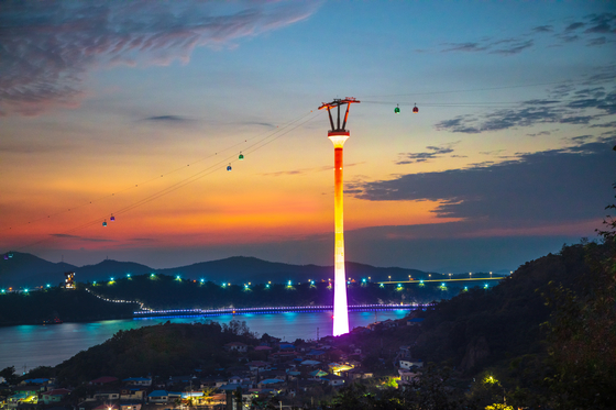 Wait for the sun to set at the Gohado Observatory and take the ride back to the Bukhang Station just in time to enjoy the sunset inside the cable car. [JOONGANG PHOTO] 