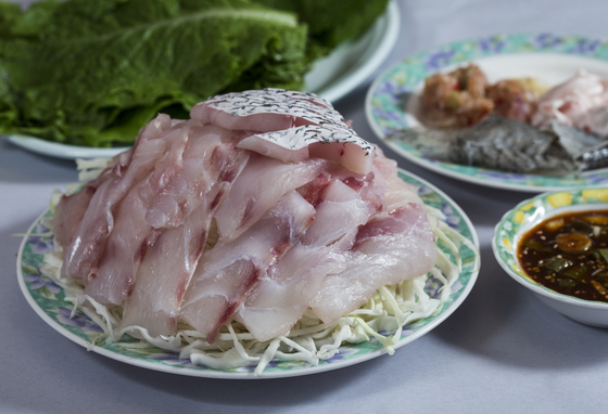 A full plate of raw mineo, a type of croaker fish found in Mokpo costs 50,000 won ($38.20) at Yeongran Hoetjip. [JOONGANG PHOTO] 