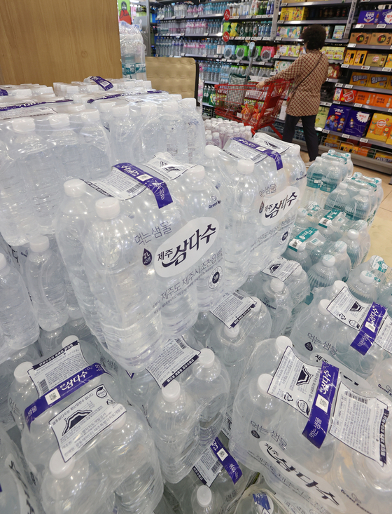 Bottles of mineral water are displayed at a store in Seoul on Monday. In June, the consumer price index for bottled water rose by 10.8 percent compared to the same period last year, reaching an 11-year high of 112.09. This comes as the companies behind mineral water brands like Lotte Chilsung Beverage, the parent company of Icis, and Jeju Province Development Corporation, behind Samdasoo, raised their wholesale prices by an average of 8.4 percent and 9.8 percent, respectively, for their products. [YONHAP]