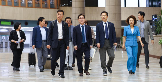 Liberal lawmakers includng former and incumbent Democratic Party members at Gimpo International Airport on Monday to leave for Tokyo in protest of the Fukushima Daiichi Nuclear Power Plant's plan to discharge the treated radioactive water. [YONHAP] 
