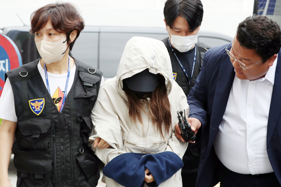 A woman in her 30s accused of neglecting her six-day-old newborn to death and dumping the baby's body in 2018 heads to the Gwangju District Court for an arrest warrant hearing. [YONHAP] 