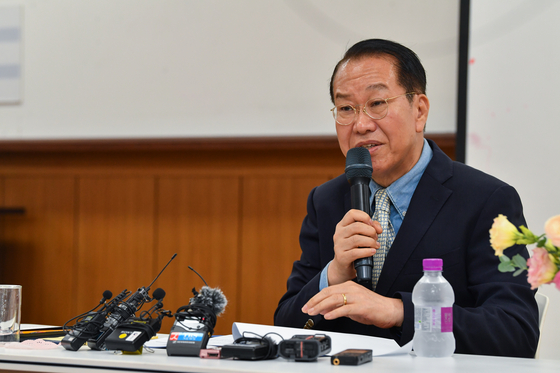 Unification Minister Kwon Young-se speaks to reporters during a press conference at Hanawon on Monday. [JOINT PRESS CORPS]