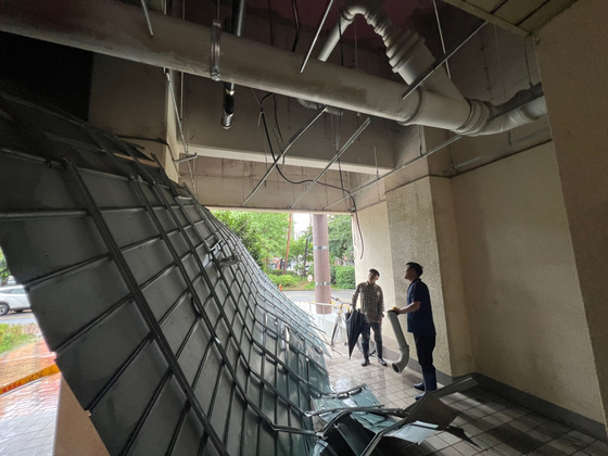 The ceiling of a daycare center located within an apartment complex in Gwangju has come down in the heavy rain on Tuesday. No casualties were reported. [NEWS1] 