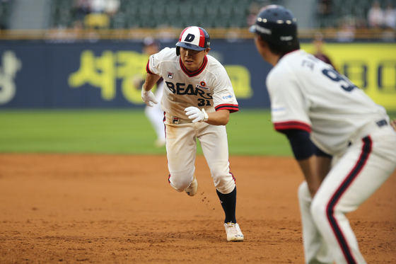 Doosan Bears outfielder Jung Soo-bin runs the bases during a game against the Kiwoom Heroes at Jamsil Baseball Stadium in southern Seoul on Sunday.  [YONHAP]