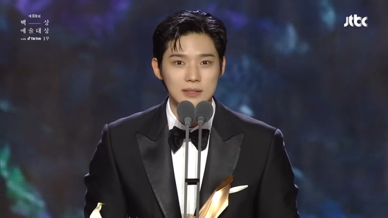 Actor Moon Sang-min gives a speech after winning the Best New Actor Award at the 59th Baeksang Arts Awards last April. [SCREEN CAPTURE]