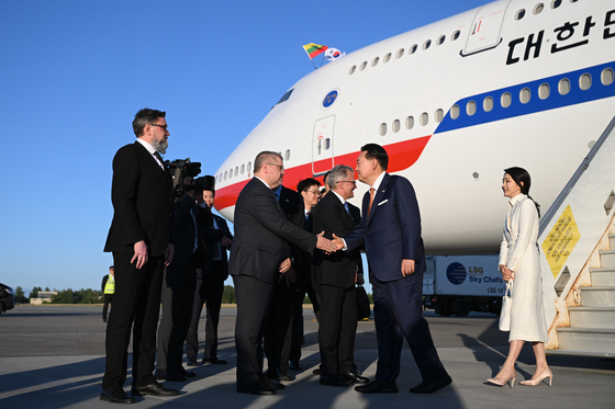 President Yoon Suk Yeol, second from right, and first lady Kim Keon-hee are welcomed after arriving at Vilnius International Airport in Lithuania on Monday to attend a North Atlantic Treaty Organization summit. [YONHAP]