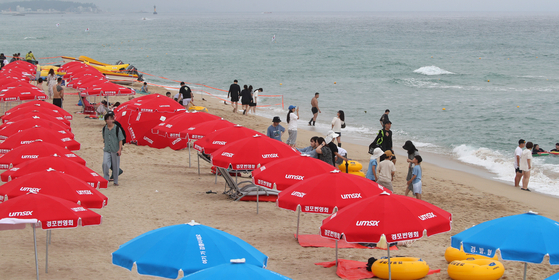 한국인들은 값비싼 휴가를 포기하고 집에 머물고 있다