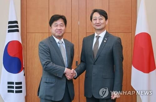 Trade Minister Ahn Duk-geun, right, shakes hands with Hirai Hirohide, vice minister for international affairs, at Japan's trade ministry, ahead of their talks on trade and industry cooperation in Seoul on June 30, 2023. [YONHAP]