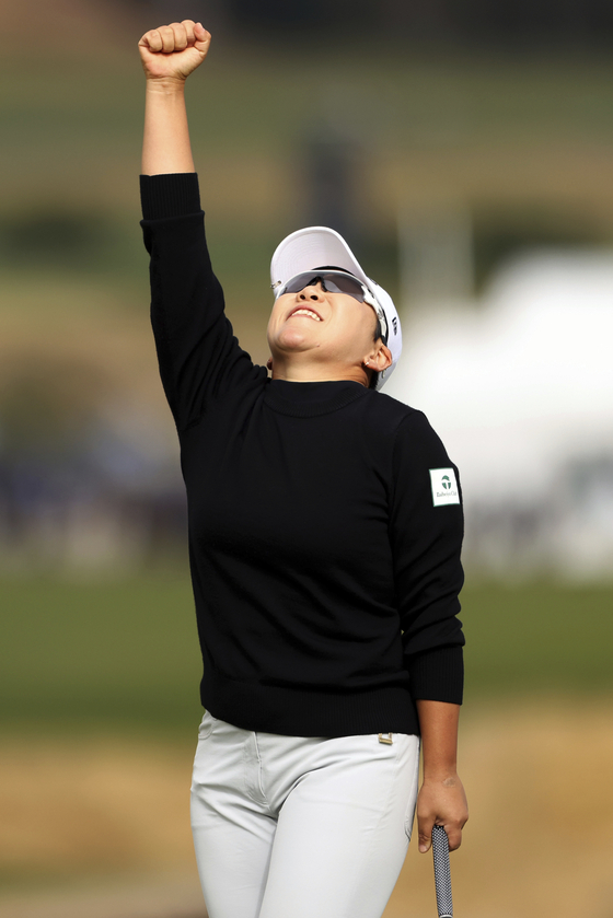Shin Ji-yai reacts on the 18th green after sinking a birdie putt to tie for second place in the U.S. Women's Open at Pebble Beach Golf Links in Pebble Beach, California on Sunday.  [AP/YONHAP]