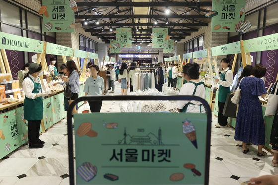 A market designed to promote the products of small businesses at a department store in central Seoul on July 3 [YONHAP]
