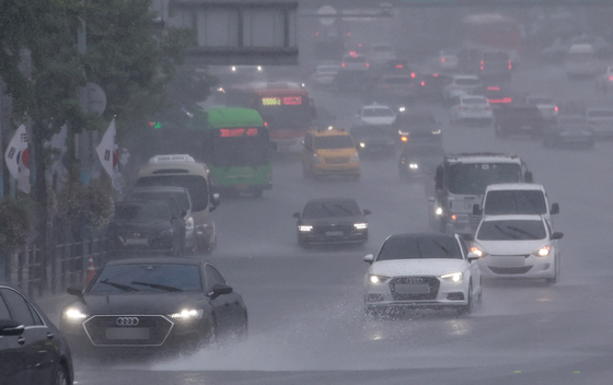 Traffic on the road near the Hannam Bridge in Seoul on Tuesday afternoon when torrential rain hit Seoul and its surrounding areas. [YONHAP] 