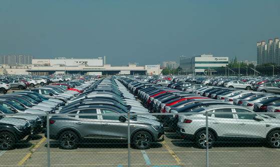 Renault cars are parked waiting to be exported at its Busan plant. [RENAULT KOREA MOTORS]