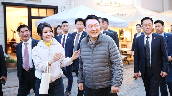 President Yoon Suk Yeol and first lady Kim Keon-hee take a stroll in Vilnius Old Town, a Unesco World Heritage Site, on Monday, during a visit to Lithuania for the NATO summit. [PRESIDENTIAL OFFICE]
