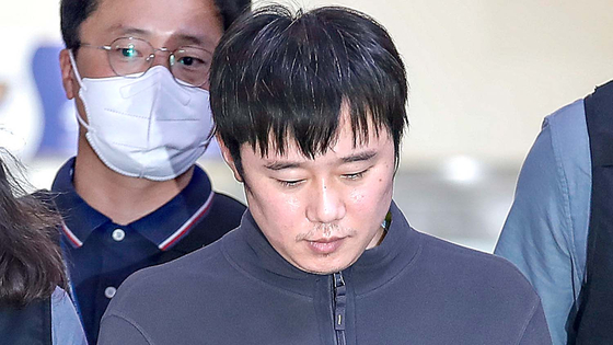 Jeon Joo-hwan, who is charged with murdering a former coworker at Sindang Station last year, stands before the press at Seoul Namdaemun Police Station as he is transferred to the Seoul Central District Prosecutors Office on Sept. 21, 2022. [JOINT PRESS CORPS] 